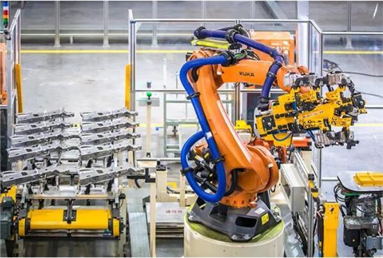 华晨中华智能制造工厂将机器人,智能设备和信息技术三者真正的融合